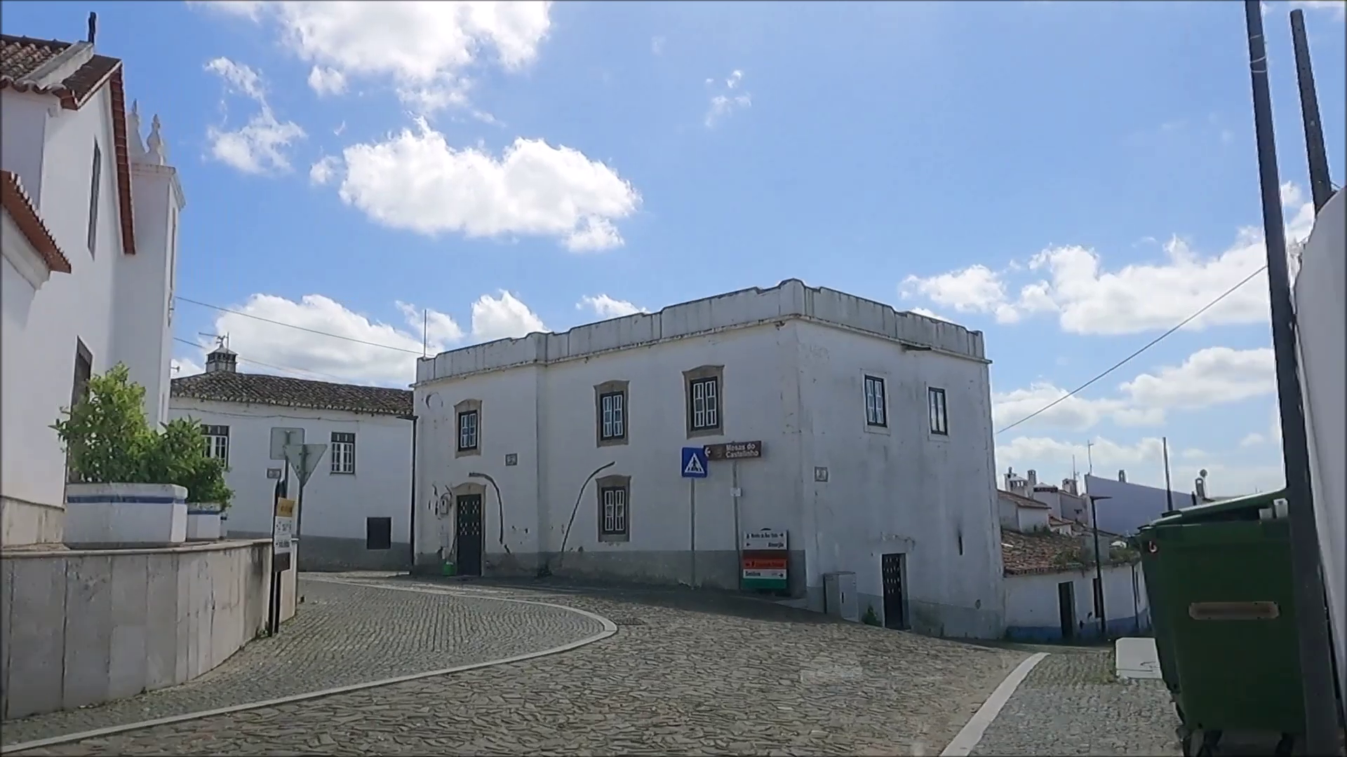 Praça da aldeia de Santa Clara-a-Nova