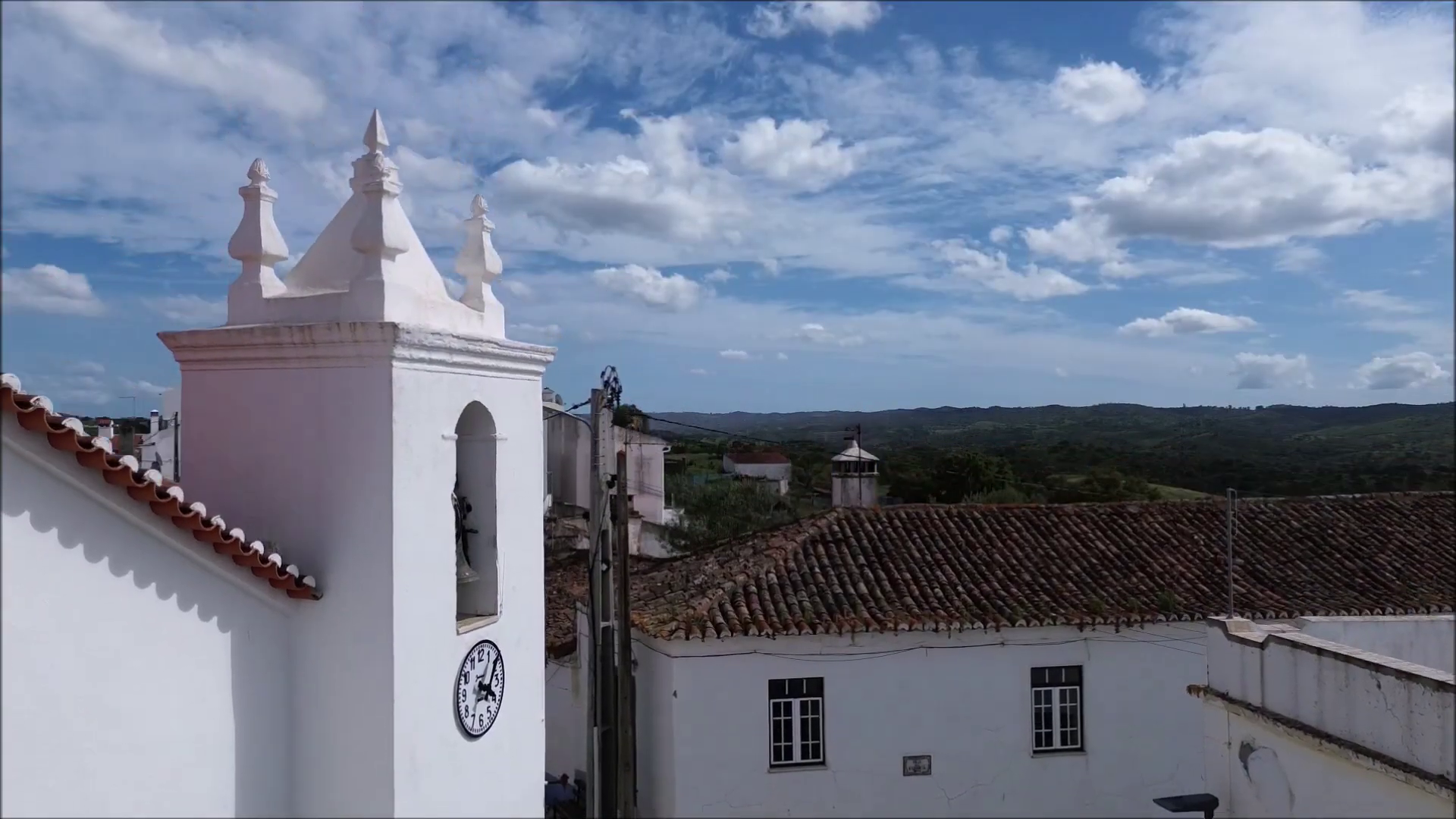 Torre sineira da igreja e panorama de Santa Clara-a-Nova